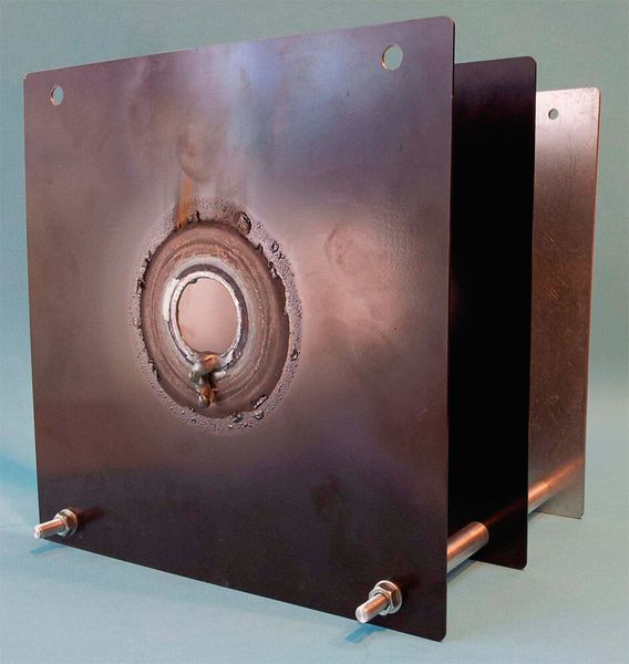 Bild 2: Die beiden ersten Platten sind geschwärzt. Bei einer Bestrahlung mit 5 kW auf einer kreisrunden Fläche mit dem Durchmesser 90 mm betrug die Standzeit lediglich etwa 30 s. (Bild: iwb)