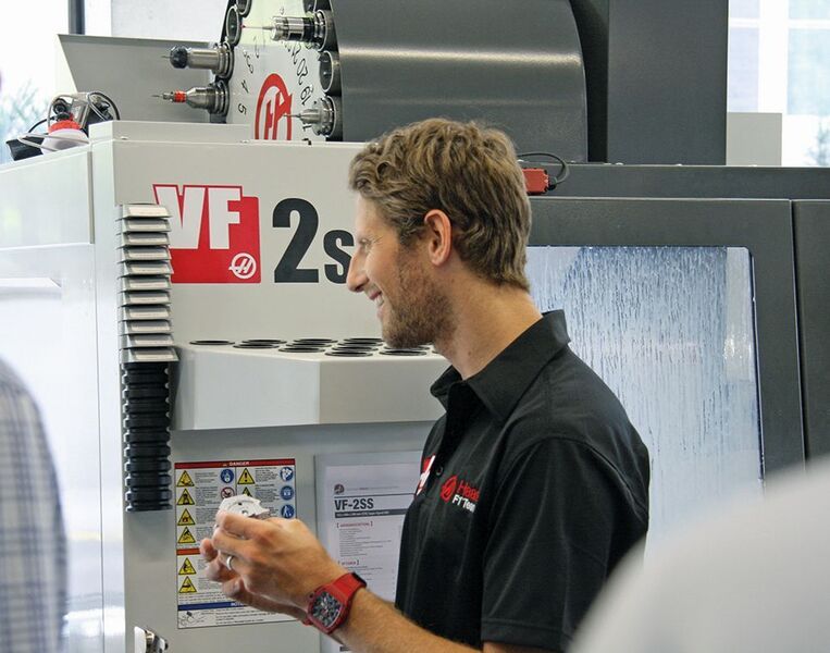 专业，技术灵感：Romain Grosjean访问位于鲁珀斯维尔的瑞士欧马公司的哈斯工厂专营店 (Luca Meister)