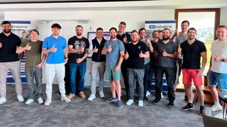 Gruppenbild (ohne Dame(n)) vom kürzlich wieder abgehaltenen 3D-Druck-Dienstleister-Day in Memmingen. Organisiert von der 3D Industrie GmbH, informierte sich die Branche hier über Trends und Chancen, um die Zukunft des Kunststoff- und Metall-3D-Drucks zu sichern ... (Bild: 3D Industrie)