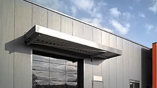 Symbiose aus Design und Nachhaltigkeit: Die großflächigen Tore sorgen in den Hallen des Klimatechnikspezialisten Zeller für zusätzliches Licht, sodass Strom für Beleuchtung gespart werden kann. (Bild: Hörmann)