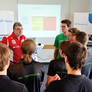 Fast drei Stunden lang tauschte sich Dieter Gundel, das erfahrene „Elektronik-Hirn” der Scuderia Ferrari, mit den von SKF unterstützten Nachwuchs-Konstrukteuren der Formula Student aus.