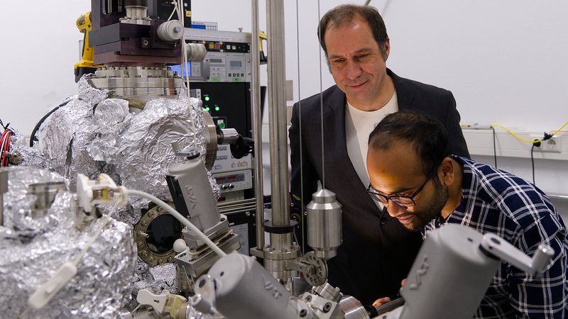 Dr. Alexander Weismann (l.) und Dr. Arnab Banerjee untersuchen die Anregung von Molekülen unter dem Rastertunnelmikroskop.(Bild:  Sophie Humbert, Uni Kiel)