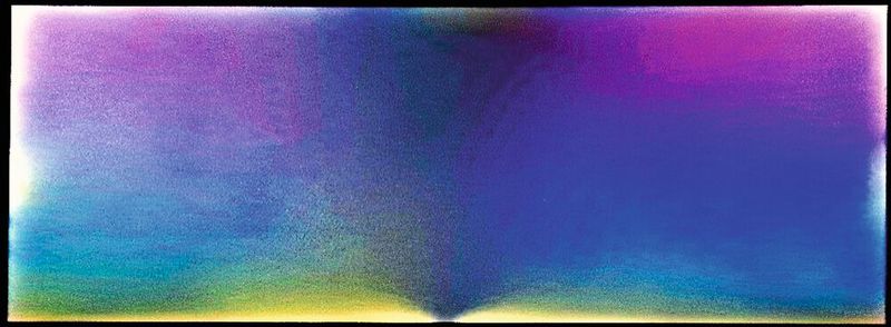 Beim nicht korrekten UV-Bonding kann flächendeckend die Benetzung im Laufe der (Anwendungs-)Zeit immer schlechter werden – und sich unerwünschte deutlich sichtbare und damit störende Artefakte ausbilden. (Bild: Wammes & Partner)