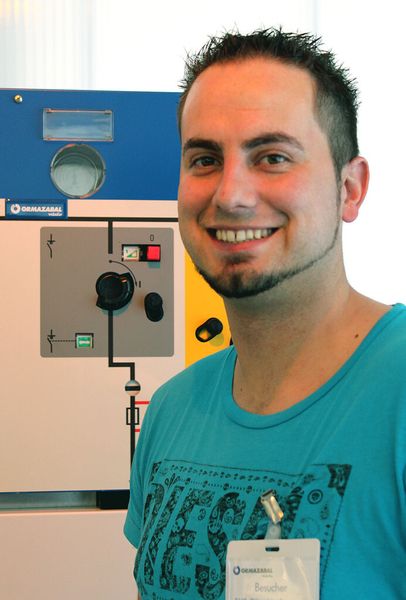 „In Zeiten der Energiewende wird es immer spannender zu sehen, wie wir mit unseren Netzen in Zukunft umgehen und wie wir die regenerativen Energien in unsere Netze bringen. Da sind Schaltanlagen natürlich ein großes Thema“, sagt Tim Hippler, Student des Wirtschaftsingenieurwesens mit der Fachrichtung Elektrotechnik. (Ormazabal)
