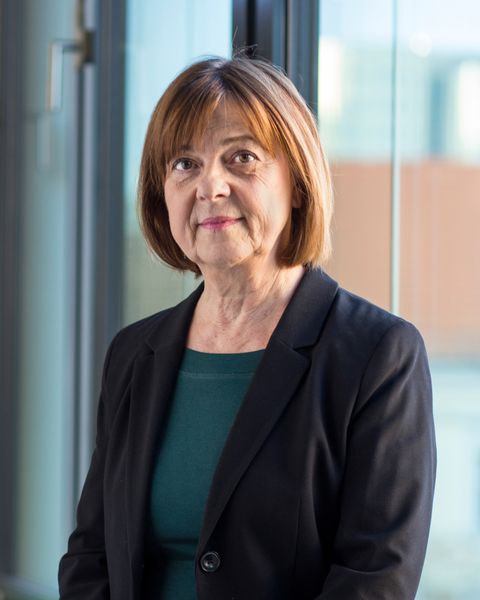 Brandenburg: Ursula Nonnemacher ist Ministerin für Soziales, Gesundheit, Integration und Verbraucherschutz und war bis 2019 Parlamentarische Geschäftsführerin und stellvertretende Vorsitzende der Fraktion Bündnis 90/Die Grünen. Nonnemacher ist ausgebildete Humanmedizinerin. (© Ministerium für Soziales, Gesundheit, Integration und Verbraucherschutz des Landes Brandenburg)