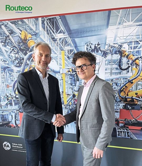 Stefan Gottwald (Regional Director DACH, li.) und das gesamte Routeco-Team heissen Francesco Bocale (Country Director Schweiz, re.) herzlich willkommen.(Bild:  Routeco)
