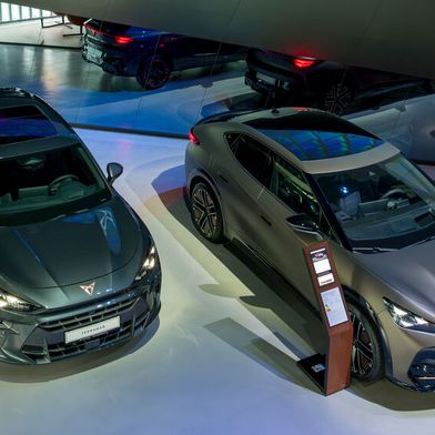 Ein Blick in die Cupra-Garage in der Autostadt Wolfsburg: Zu sehen sind natürlich auch aktuelle Modelle wie Terramar (l.) und Tavascan. (Bild: Cupra Seat Deutschland)