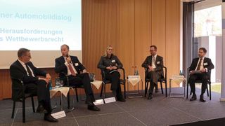 Podiumsdiskussion beim Berliner Automobildialog des ZDK zu den geplanten Änderungen im Wettbewerbsrecht: (v. l.) Christoph Konrad, Leiter des ZDK-Hauptstadtbüros, Rechtsanwalt Matthias Heider (MdB a.D.), Ulrike Suchsland vom Bundesverband der Deutschen Industrie (BDI) und Syndikusrechtsanwalt Peter Schröder vom Handelsverband Deutschland. (Bild: Zietz – »kfz-betrieb«)