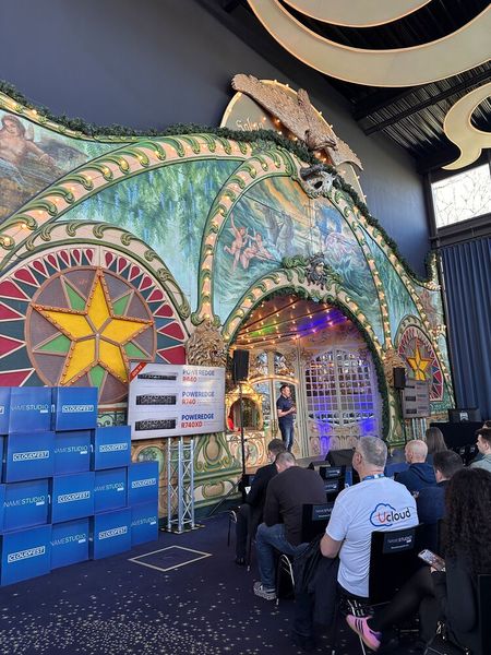 So eine bunte Bühne findet man nicht überall. (Bild: Vogel IT-Medien GmbH)