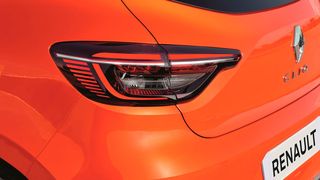 Die C-Form der Scheinwerfer wird vorn der Rücklicht-Partie aufgenommen. (Bild: Renault)