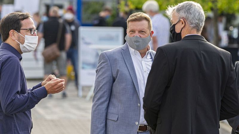 Auch ZKF-Hauptgeschäftsführer Thomas Aukamm (Mitte) ging hier mit gutem Beispiel voran. (Rainer Wengel)
