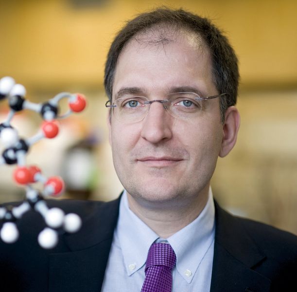 „ Indem wir kontinuierliche Chromatographie und kontinuierliche Kristallisation gekoppelt haben, konnten wir Wirkstoffe größter Reinheit erzeugen,“ sagt Prof. Dr. Peter Seeberger, Direktor am Max-Planck-Institut für Kolloid- und Grenzflächenforschung. (Bild: Sven Jungtow)