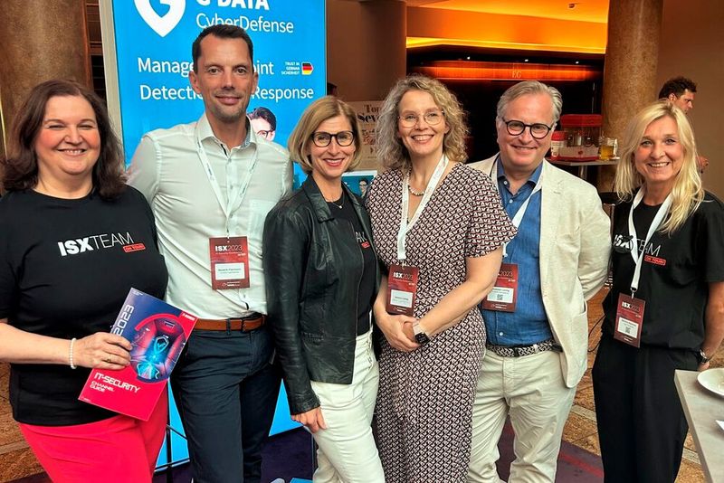 Vogel IT meets G Data (v.l.r.): Lilli Kos (IT-Business), Hendrik Flierman (G Data), Daniela Schilling (Vogel IT-Akademie), Jessica und Andreas Lüning (G Data), Marlene Stelmach (Vogel IT-Akademie)  (Bild: Vogel IT-Akademie)