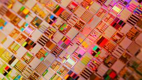 Richtungswechsel: Wie die Abkehr von PFAS in der Halbleiterfertigung und der Schritt in eine nachhaltige Chipherstellung gelingen kann, zeigt die trinationale Zusammenarbeit zwischen dem Fraunhofer ENAS, dem Paul Scherrer Institut PSI und Memsstar Limited, die auf die umweltverträgliche Gas-MacEtch-Technologie setzen (Bild: andreyarmyagov/Canva)