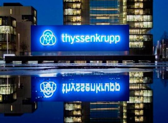 Ein tschechischer Energiemogul will 50 Prozent der Stahlsparte von Thyssenkrupp kaufen. Doch die Belegschaft findet, dass das Vorgehen nicht wirklich sauber verläuft. Auch die IG Metall hat sich eingeschaltet. Lesen Sie, was die dpa zu dieser Sachlage herausgefunden hat ...(Bild:  dpa)