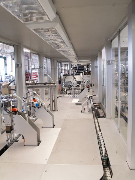 Weckerle erstellte das Fördersystem aus Standardkomponenten des Rexroth-Programms VarioFlow, dessen Merkmal die stabilen Ketten mit Kettenzugkräften von bis zu 1.250 Newton sind. Die Fördergeschwindigkeit beträgt 25 Meter pro Minute.  (Bild: Weckerle)