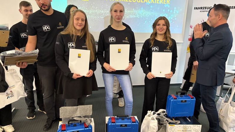 Die drei Erstplatzierten der deutschen Meisterschaft konnten sich über zahlreiche Gewinne freuen, die von den Sponsoren der Meisterschaft zur Verfügung gestellt wurden. (Bild: Wenz - VCG)