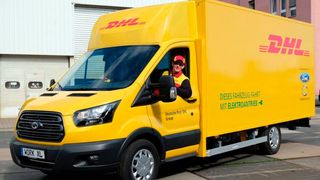 Die DHL schickt sich an, den Anteil an Elektrotransportern bis 2023 noch weiter zu erhöhen. Mindest 60 Prozen sollen es bis dahin sein. Damit ist der Logistikdienstleister mit Abstand derjenige, der die wenigsten Verbrenner zum Pakettransport auf die Straße schickt. (Bild: DHL)