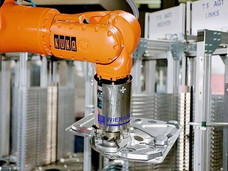 Eine robotergestützte Handling-Anlage, die in dem niedersächsischen Unternehmen programmiert und gebaut wurde. (Wienäber)