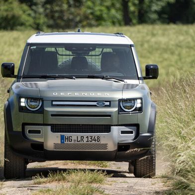 Unter anderem müssen Tausende Defender bei den Servicepartnern vorgefahren werden.  (Bild: Aleksander Marko Perkovic/Jaguar Land Rover)