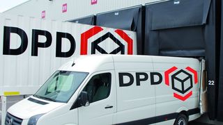 Die Hochziehschürze schließt die Öffnung über dem Transporter. Rechts daneben das für die Beladung von Transportern verlängerte Verladeblech – hier gerade hochgeklappt in Ruhestellung. (Bild: Koch)