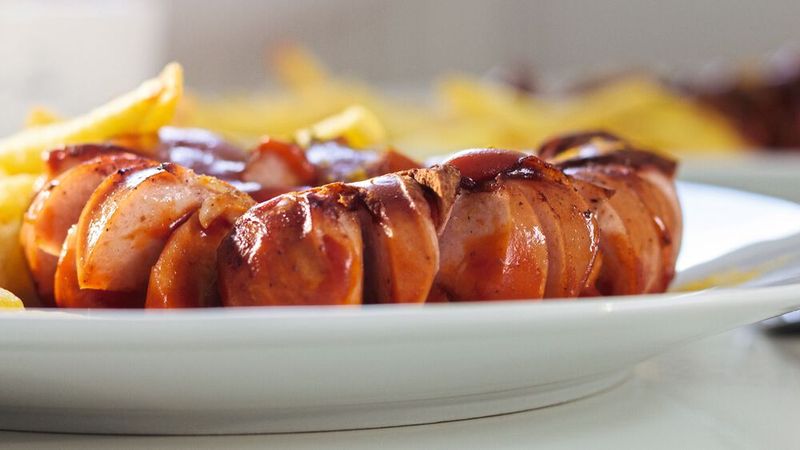 (Bild:  Currywurst mit Pommes /David Schiersner / CC BY-SA 2.0)