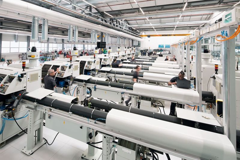 Mit mehr als 100 Fertigungsmaschinen, die unter kontrollierten Umgebungsbedingungen betrieben werden, sind die Arbeitsbedingungen des Bieler Unternehmens ganz hervorragend. (Tornos)