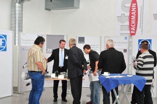 In den Pausen konnten sich die Teilnehmer beim Sponsor der Veranstaltung, ZF, über dessen Ausbildungsunterstützung informieren. (Archiv: Vogel Business Media)