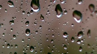 Um langwierige und kostenspielige Nachbearbeitungen zu vermeiden, muss der Feuchtigkeitsgehalt der Luft an jeder Prozessstelle sichergestellt werden. (Bild: Gemeinfrei // Pixabay)