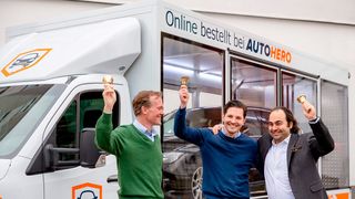 Im Jahr 2021 feierten CFO Markus Boser (l.), CEO und Co-Founder Christian Bertermann (m.) und Mitgründer Hakan Koç (r.) noch den Börsengang der AUTO1 Group. Seitdem muss das Unternehmen zum zweiten Mal in seinem Geschäftsbericht einen dreistelligen Millionenverlust ausweisen. Doch für 2023 ist die Führung zuversichtlich. (Bild: AUTO1 Group)