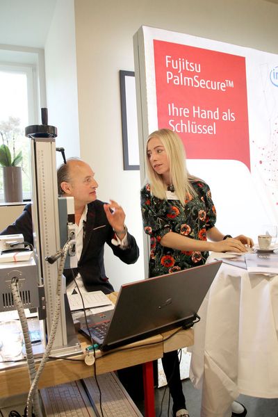 Ein besonderes Highlight waren die personalisierten Tastaturen am Stand von Fujitsu Deutschland. (Bild: Vogel IT-Akademie)