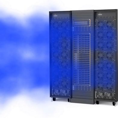 Zwei „Sidecar Heat Rejection Units“ von Nvent versorgen je ein „Nvidia GB200 NVL72“-Rack mit Flüssigkeitskühlung und geben Abwärme über je 14 Lüfter an die Raumluft ab.  (Bild: Nvent)