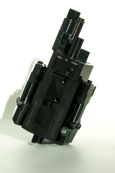 Bild 5: Der neu entwickelte patentierte Cannon LN 6 Mischkopf zur Verarbeitung von Epoxidharz-Formulierungen mit der Estrim-Technik (schnelles RTM Verfahren). Sehr kompakte Bauweise mit kurzem Auslaufrohr zur Herstellung von leichten Composite-Bauteilen. (Bild: Cannon)