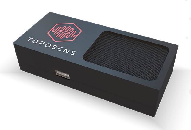 Toposens hat sich zum Ziel gesetzt, ein völlig neuartiges Verfahren zur Positionsbestimmung von Objekten und Menschen zu entwickeln. Die 3D-Sensorsysteme des Münchner Unternehmens arbeiten auf Basis von Ultraschall- und Radartechnik. Der eigens entwickelte 3D-Ultraschallscanner erfasst Positionen von Personen und Gegenständen präzise. Die neue Technologie ermöglicht die 3D-Erfassung von Objekte in Echtzeit. Einsetzen lassen sich die Sensoren unter anderem in autonom fahrenden Autos zur Kolliosionsvermeidung im Nahbereich, für das Tracking von Personen in Gebäuden uind in der Robotik. https://toposens.com/ (Toposens)