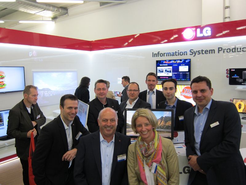 Stephanie Steen, IT-BUSINESS, mit dem Power-Team von LG (Bild: IT-BUSINESS)