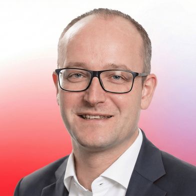 Dr. Volker Lindenau (Foto) wurde im Rahmen der turnusmäßigen Neuwahlen bereits Ende November 2025 zum neuen Vorsitzenden des Fachbereichs Elektrische Antriebe gewählt. Er folgte auf Dr. Jörg Hassmann (Siemens). (Bild: ABB / KI-Bearbeitung: Gemini)