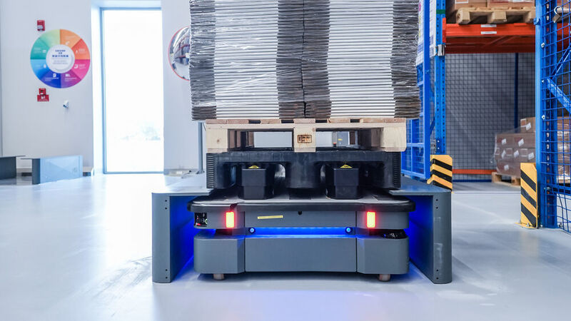 Mithilfe der Vorrichtung Mir Pallet Rack können die Roboter Paletten eigenständig aufnehmen und abladen (Novo Nordisk)