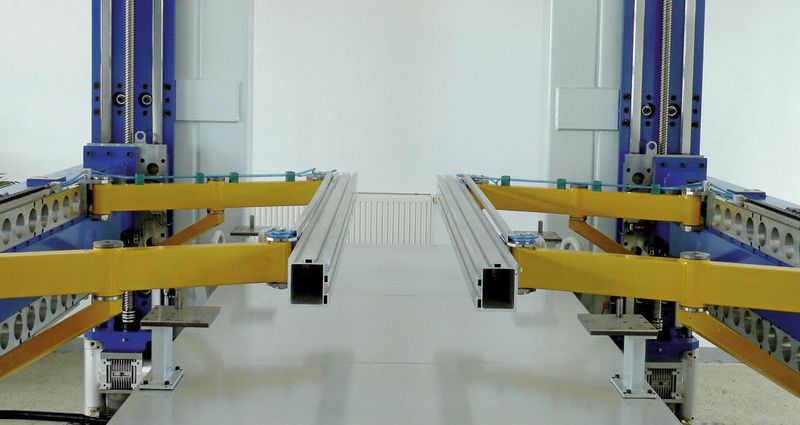 Demonstrationstransfergerät in Platinen-Durchlaufrichtung gesehen. Links und rechts unten erkennt man die Kugelrollantriebe für die Y-Achse, also die dritte Dimension. Bild: Kuhn (Archiv: Vogel Business Media)