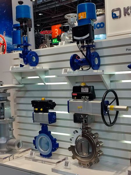 Ventilkompetenz bei KSB - der Pumpenexperte nutzte die Valve World 2024, um das umfangreiche Armaturen-Portflio vorzustellen. Aber keine Sorge...  (Bild: PROCESS/STephan)