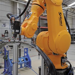 Bild 1: Der Roboter erledigt die komplette Bearbeitung der Frontschürzen in hoher Genauigkeit.