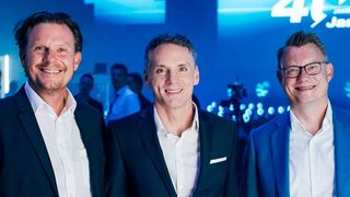 Die Geschäftsführung von Janitza und Digimondo blickt auf ein erfolgreiches Jahr strategischer Partnerschaft zurück: (v.l.) Marcus Walena, CTO und Geschäftsführer der Digimondo GmbH, Alexander Veidt, CEO der Janitza Group GmbH, Christopher Rath, CEO und Geschäftsführer der Digimondo GmbH. (Bild: Leo Wiemer/Janitza)