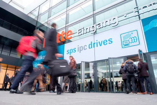 Die Automatisierungsmesse SPS IPC Drives findet dieses Jahr wieder vom 27. bis 29. November 2018 statt. Neu dieses Jahr: Die Messe wird um eine Halle erweitert. Zudem verschieben sich die Schwerpunkte der einzelnen Hallen. Mehr Infos (Mesago)