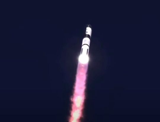 A Starship from Elon Musk's company Space-X is soaring into the sky over Florida. Despite some setbacks during tests, Musk now plans a flight to Mars—initially with the robot Optimus on board. Later, astronauts are expected to set foot on the red planet.(Image: Space-X)