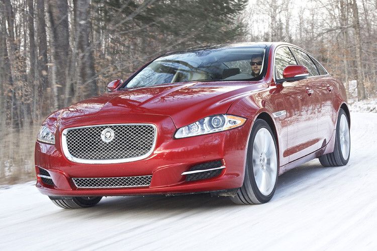 Auf allen Vieren: Jaguar bestückt seine renovierten Modellreihen XJ und XF jetzt auch mit Allradantrieb. (Foto: Jaguar)