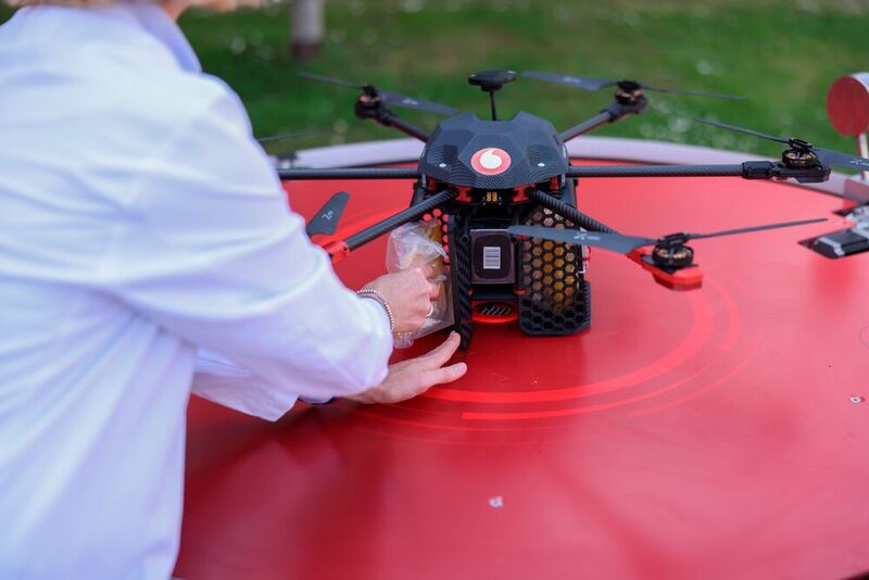 Bestückung der Drohne, die die Nahrung ins Uniklinikum Düsseldorf fliegen wird (Voidafone)