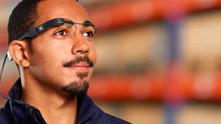 Damit der Werker die Informationen auf dem Brillendisplay für seine Aufgabe noch präziser dargestellt bekommt, wurde das User-Interface überarbeitet. (Picavi)