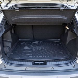 Nicht üppig: Der Kofferraum ist wegen der zusätzlichen Komponenten etwas klein ausgefallen.(Bild:  Dacia)