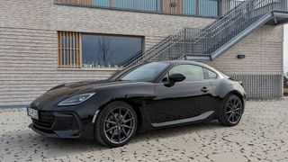 Geringes Gewicht, Heckantrieb mit Sperrdifferenzial und ein drehzahlfreudiger Saugmotor: Der Subaru BRZ bemüht sich um Sportwagentugenden vergangener Jahrzehnte – durchaus erfolgreich.   (Bild: Dominsky – VCG)