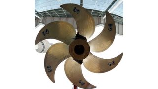Erster Blickfang der Besucher der Messe SMM: ein gut 91 t schwerer Schiffspropeller am Eingang zum Messegelände in Hamburg. Bild: MMG (Archiv: Vogel Business Media)