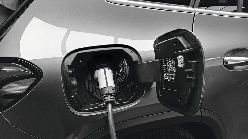 Beim Laden eines Elektroautos entstehen Verluste nicht nur bei der Leistungswandlung. Auch Fahrzeugelektronik, Leitungen, Batterie und Thermomanagement beeinflussen die Gesamtenergiebilanz.(Bild:  frei lizenziert / Pexels)